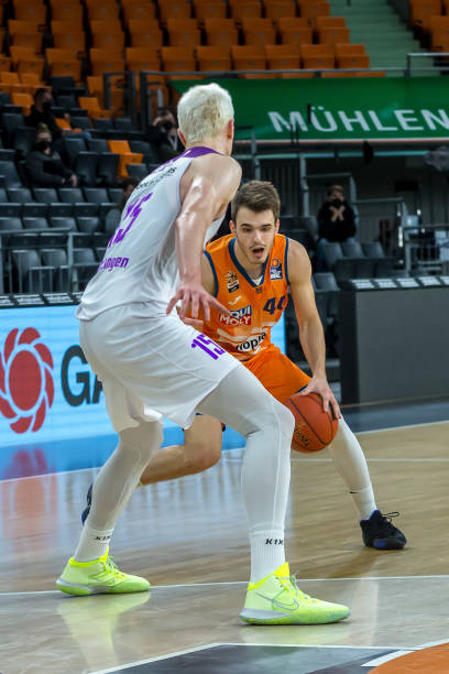 她们凭借默 她们凭借默